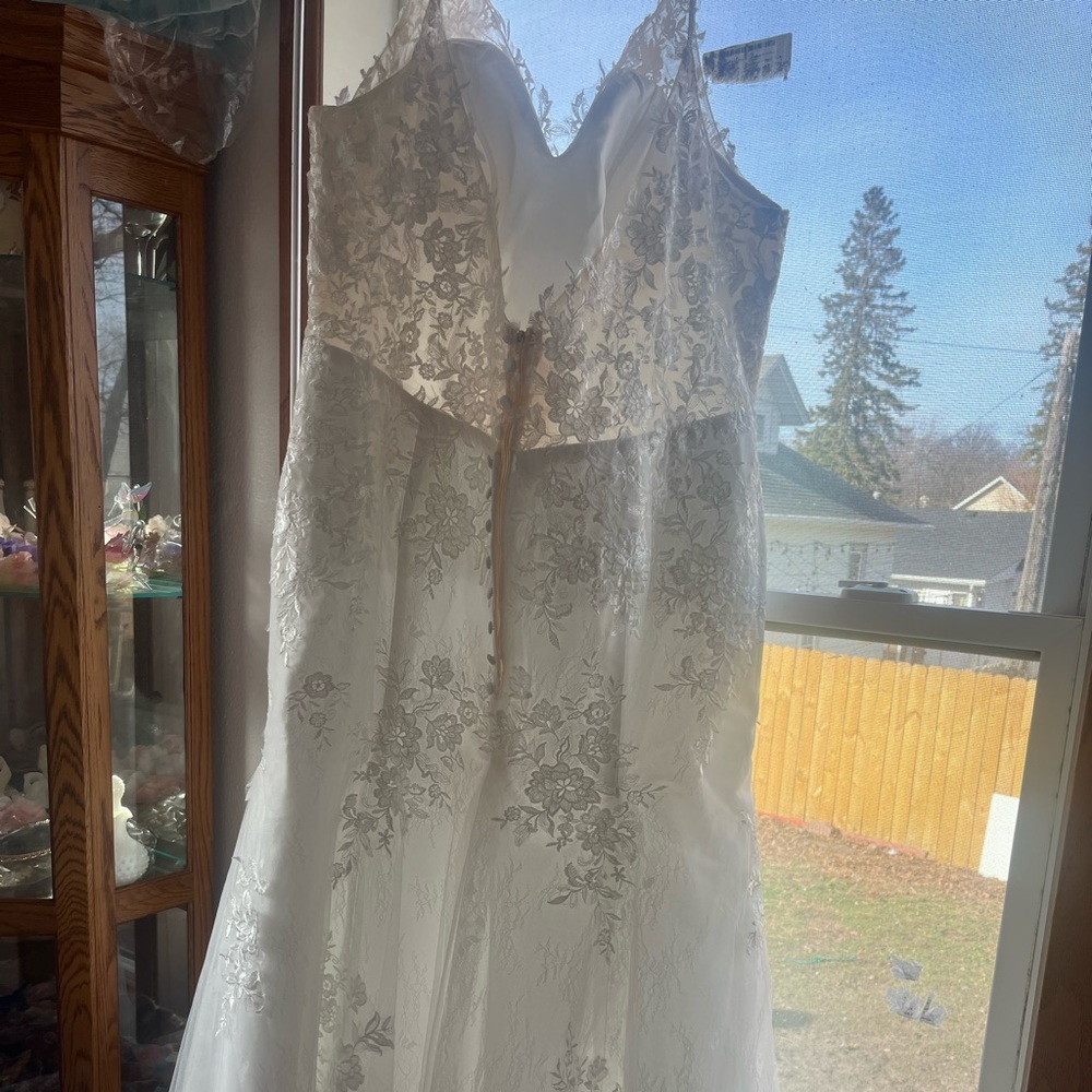 Very beautiful like new White Wedding Dress Sleeveless Deep V Neck.